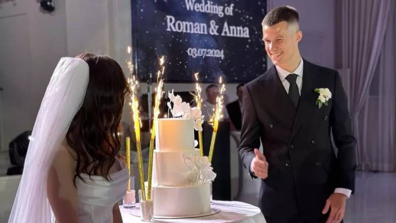 Келіншегі хореограф: Қазақстан құрамасының футболшысы шаңырақ көтерді (фото)