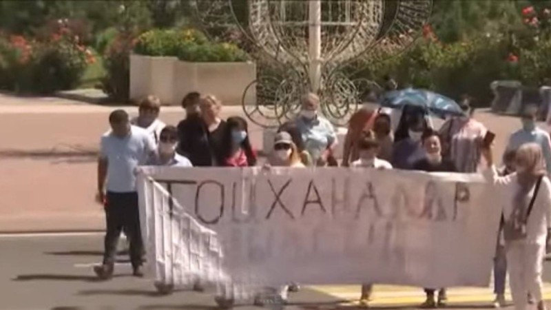 "Біз де бірдеңе ішіп-жеуіміз керек шығар": Шымкент әкімдігінің алында тойхана басшылары мен қызметкерлері шу шығарды - Қазақстан жаңалықтары