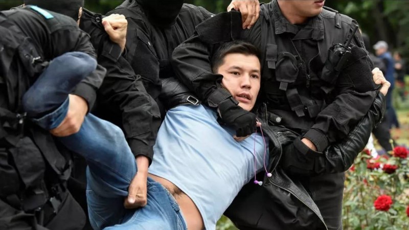 Халық толқыса Тоқаев әскер күшімен басады: "Мұндай жағдайда мемлекеттің жалғыз кепілі - Қарулы Күштер"