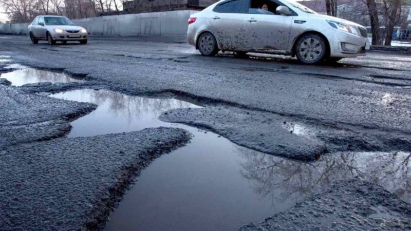 "Қалай ұйықтайсың?". Ақтөбе әкімі жолды жөндеген мердігерлерді қатты сынға алды
