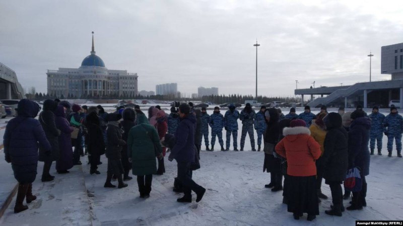 Нұр-Сұлтанда жәрдемақыға наразы елуден астам әйел наразылық білдірді