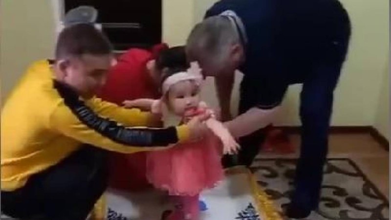 Сырқаттанды деген Болат Назарбаев кішкентай баланың тұсауын кесіп жүр