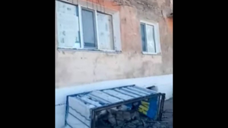 Қарағанды облысында балкон үстінде тұрған ерлі-зайыптымен бірге құлады