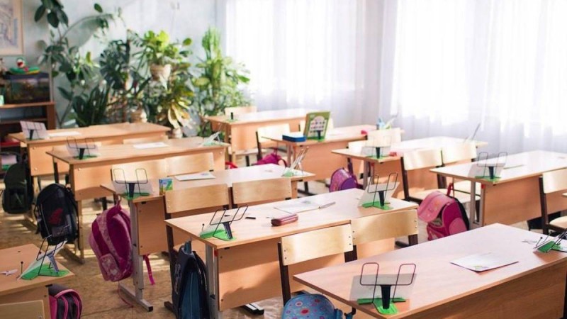 Қазақ мектептерін қарт адамдар күзетеді