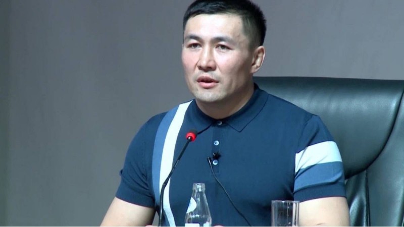 Ардақ Назаров не себепті Мәжіліс отырысында өз анасын құттықтағанын түсіндірді