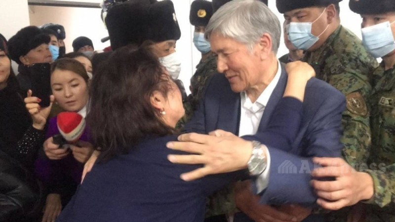 «Келші, өзіңді құшақтайыншы»: Атамбаев пен әйелінің қарым-қатынасы жұртты сүйсіндірді