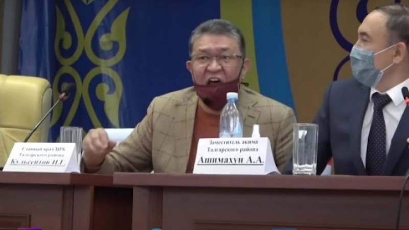 "Дәрігер болғасын артық кеттім": Үстелді тоқпақтап тұрып ақырған маман кешірім сұрады