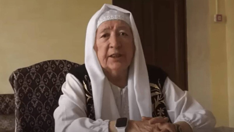 "Жеңгелер қыздарды тексеретін": Әмина қажы күйеуге шыққанша жігітімен жыныстық қатынасқа баратындарды сынға алды