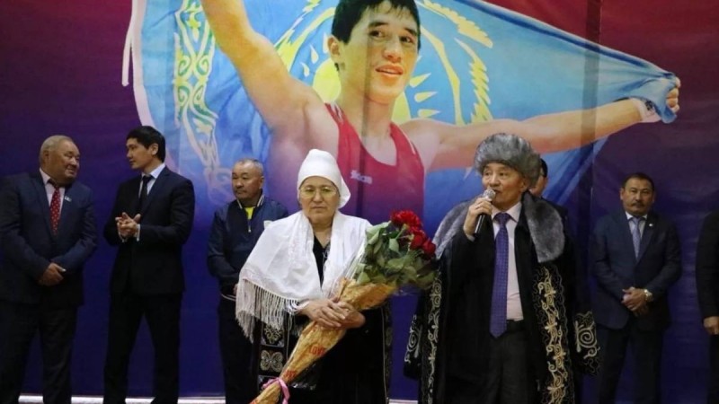 Кәсіпкер марқұм Бекзат Саттархановтың анасына пәтер тарту етті