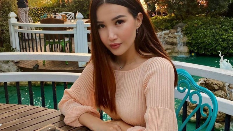 "Етегі түрілмеген, жат жұрттың табалдырығын аттамаған қызбын": Балжан Бидаш сүйіктісімен айырылысқанын айтты