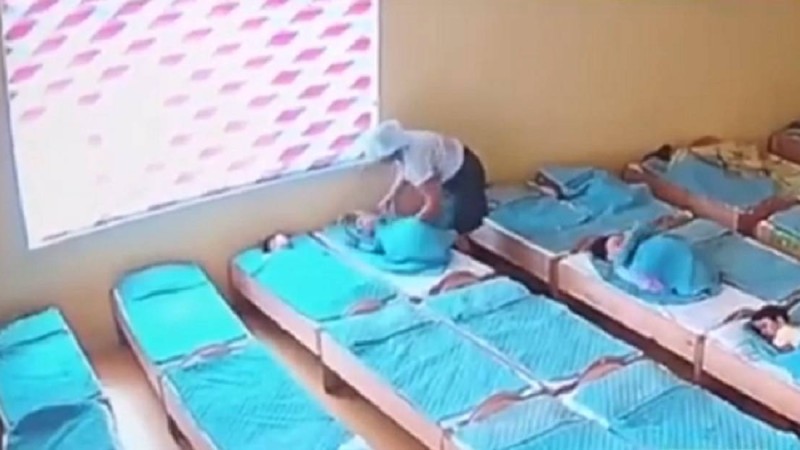 "Апай құлағымды бұрап, кесіп аламын деді": Нұр-Сұлтанда балабақша тәрбиешісінің былығы әшкере болды