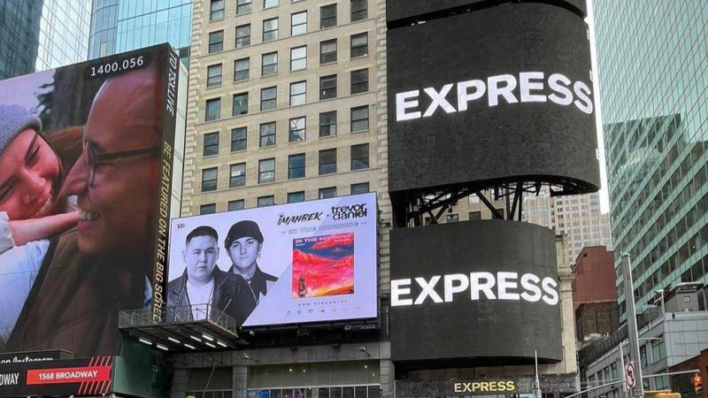 Америкадағы басты көшенің экранында Қазақстандық орындаушы Imanbek-тің фотосы пайда болды