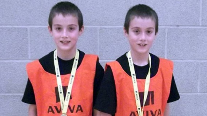 13 жасынан бастап жұмыс істеген: Егіз ұл ата-анасының ипотекасын жауып берді