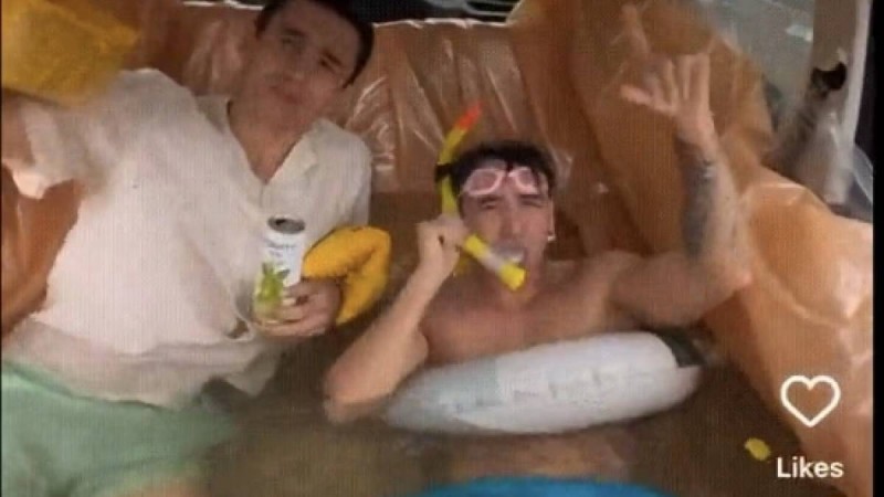 Көліктің ішін суға толтырып, бассейн қылған блогерлер сынға қалды