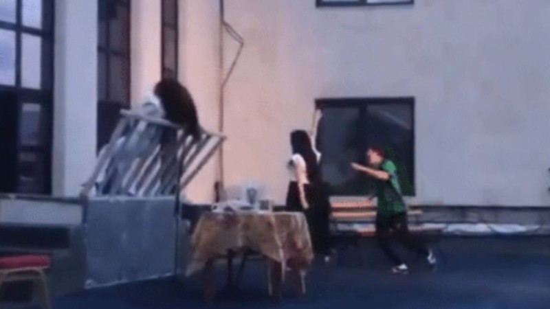 “Директорымыз тапжылмады” - Өскеменде актриса қойылым барысында биіктен құлап кетті