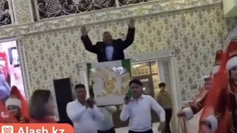 “Тірісі де, өлісі де табытта” - Жаркенттегі той елді шулатты