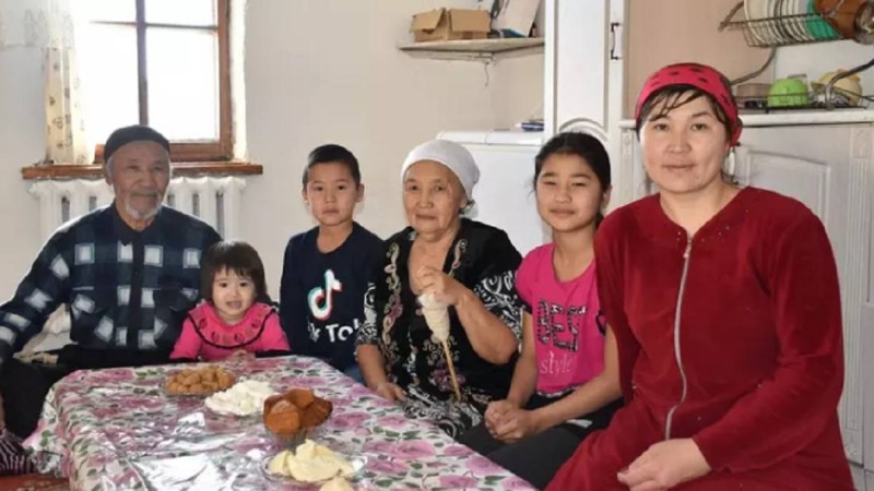 "20 минутта 9 сиыр сауамын": Көпбалалы ана ауылда отырып, табысты болудың құпиясын бөлісті 