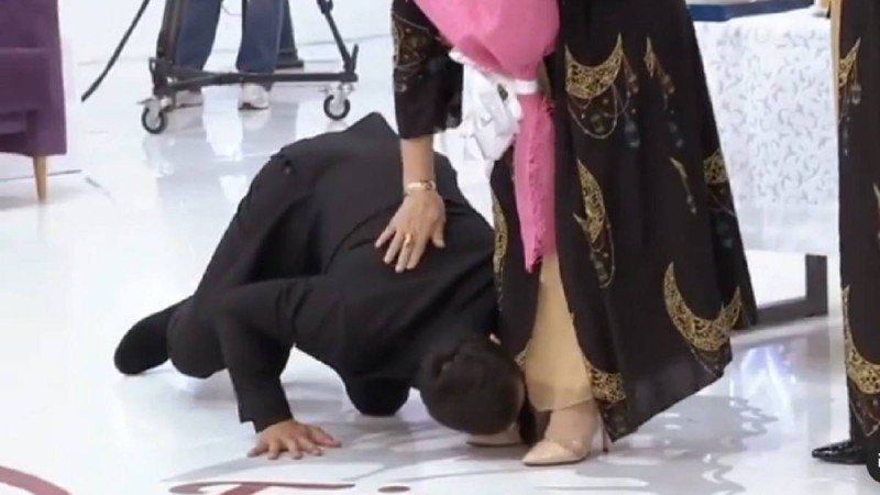 Алла разы болсын: Қазақ баласы тікелей эфирде анасының аяғын сүйді (видео)