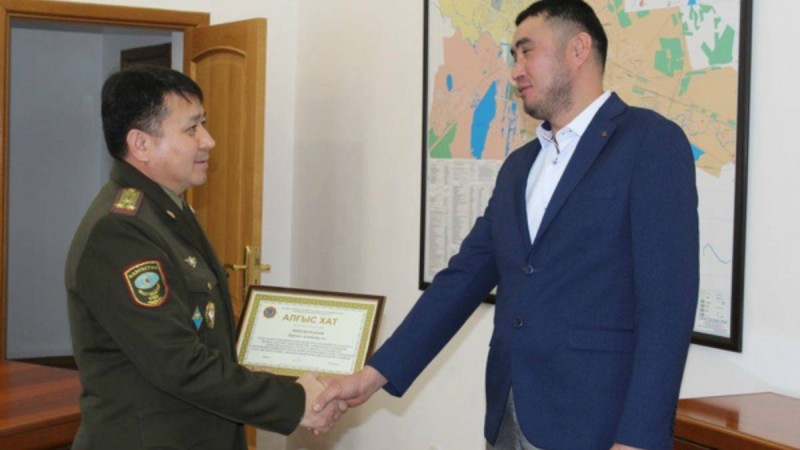 Елордада нәрестенің өмірін өрттен аман алып қалған батырлар марапатталды - Қазақстан жаңалықтары