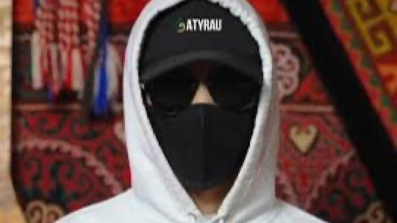 Қара бетпердедегі қайырымды жігіт қатерлі дертке шалдыққан қызға пәтер тарту етті