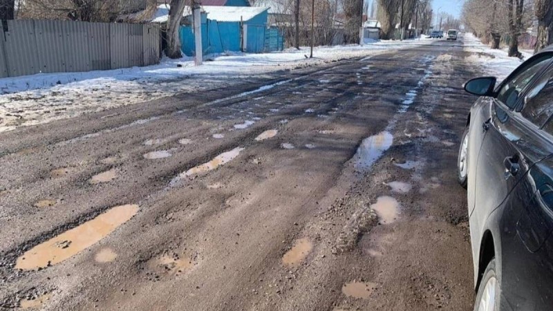 50 миллионға салынған асфальт, көктемдегі қармен бірге еріп кеткен (видео)