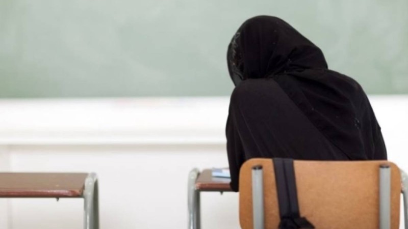 Назарбаев мектебінен орамал таққаны үшін оқудан шығарылған қыз мектепке қайта оралады