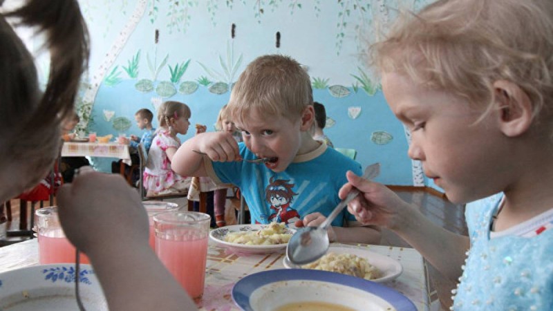 Тұрмысы төмен ресейлік отбасылар балаға бірнеше жәрдемақы алады 