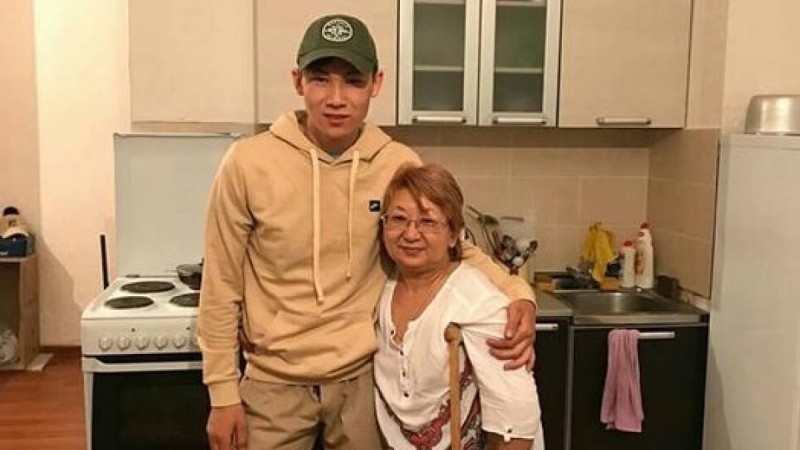 Өздері өлтіріп, менің баламды "подставить" етті: Жанболат Ағаділ өліміне күдікті Өміржанның анасы жұрттан көмек сұрады