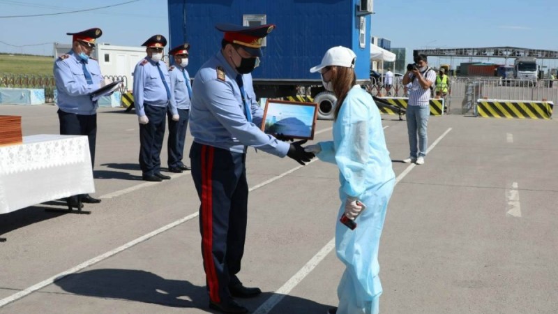 Нұр-Сұлтанда блокпосттарда жұмыс істеген дәрігерлер, полицейлер мен еріктілер марапатталды - Қазақстан жаңалықтары