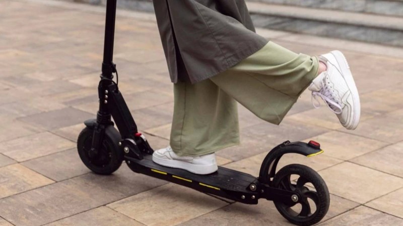 Депутат Алматыда электросамокаттарды жалға беруді тоқтатуды талап етті