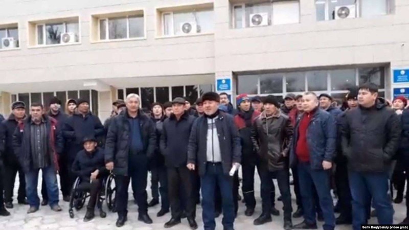 Жаңаөзендіктер газ бағасын төмендетуді талап етіп, тағы әкімдікке жиналды