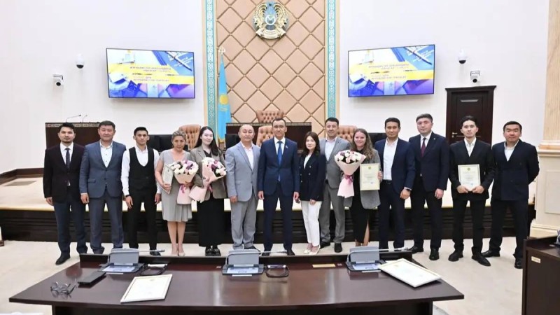 Мәулен Әшімбаев журналистер арасындағы «Парасат» байқауының жеңімпаздарын марапаттады