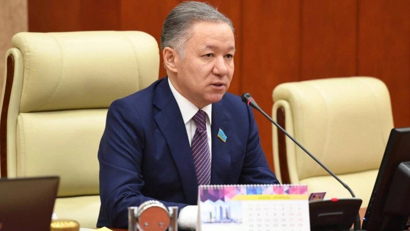 Нығматулиндер отбасы Лондонға аттанды