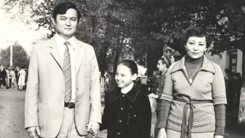 Заманбек Нұрқаділовтің бірінші әйелі орамал тағып, дінге кетті