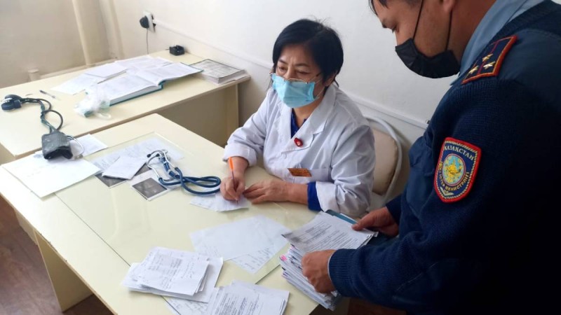 Медицина қызметкерлері тергеу қамауындағы азаматтарға вакцинациялау жұмыстарын жүргізді