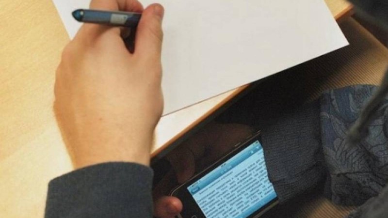 Қарағандыда әкімнің ұлы смартфонмен ҰБТ-ға кірген