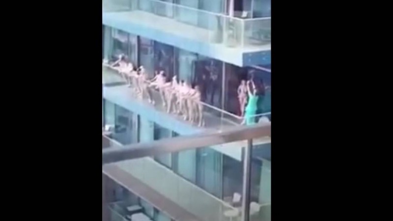 Балконда жалаңаш тұрған 13 қыз қала тұрғындарының ашуына тиді (видео)