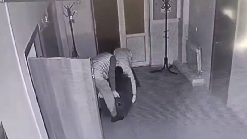 “Сейфте миллион бар деп ойлады” - Ақмолада бетперде киіп, сейф ұрлаған адамдар бейнежазбаға түсіп қалды (видео)