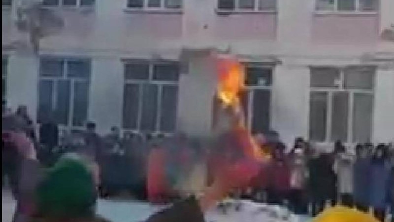 Атырауда ауласында алау жаққан мектептің директорына қатаң сөгіс берілді