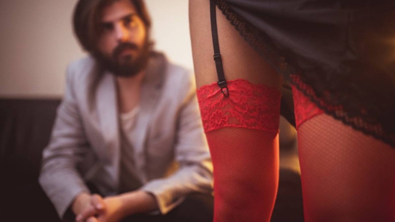 «Біреуі — қаршадай қыз»: Алматыда 26 жастағы әйел екі аруды еркектермен жатуға мәжбүрлеген