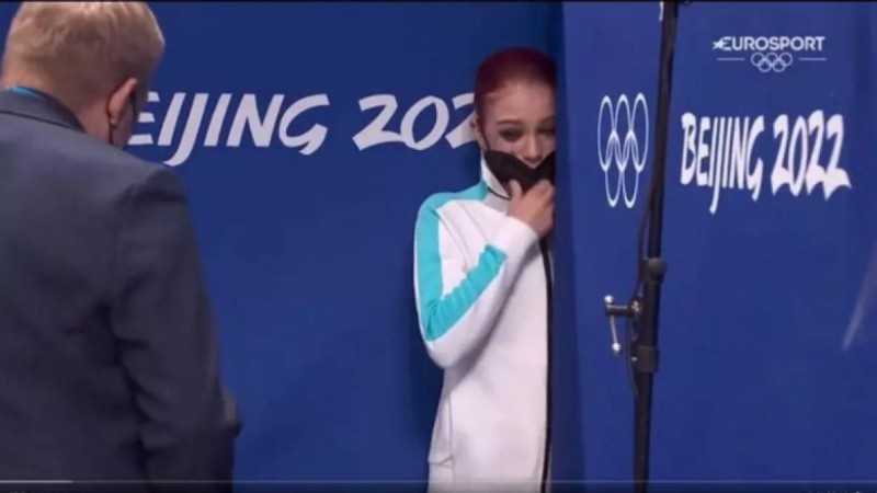 "Бәріңді жек көремін": Олимпиадада алтынсыз қалған ресейлік қыз бапкерлеріне айғайлап, жанкүйер алдында шу шығарды (видео)