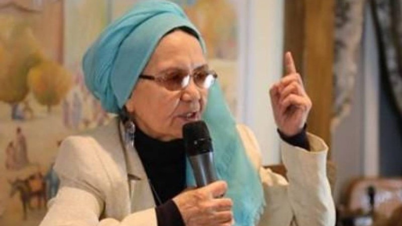 «Төрге жас келінді қақайтып отырғызып қоюдың өзі ұят нәрсе»: Зейнеп Ахметова бүгінгі қазақ тойларындағы салт-дәстүрлерді сынап тастады