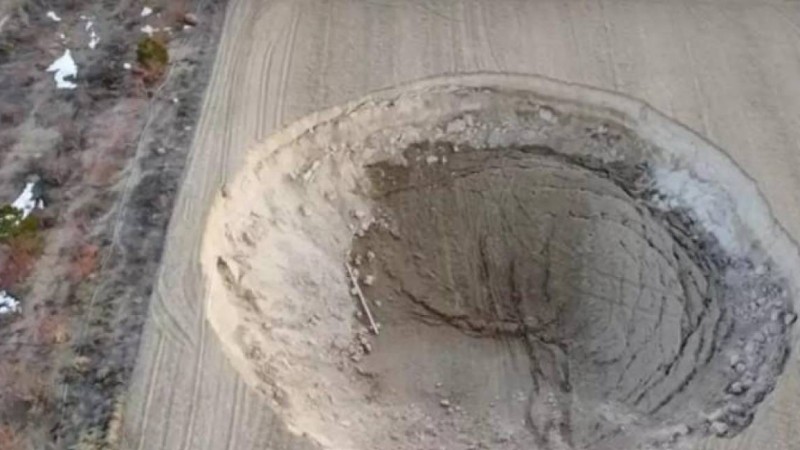 Түркияда тереңдігі 15 метр болатын жұмбақ шұңқыр пайда болды (видео)