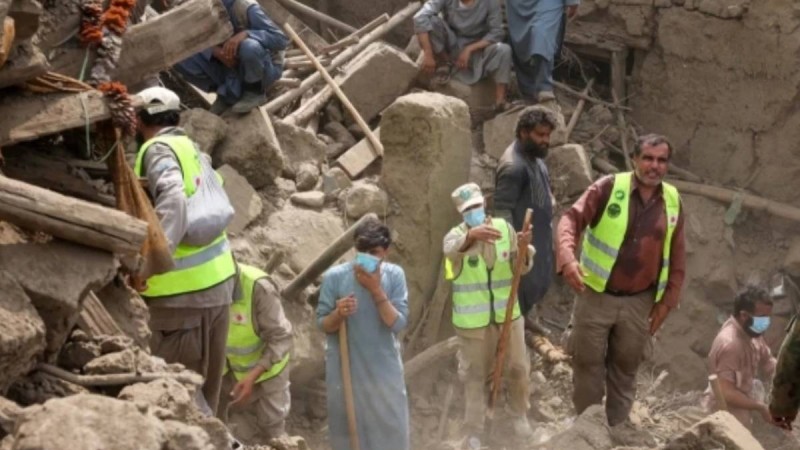 Ауғанстандағы жер сілкінісінен кейін тәліптер әйелдерді үйінді астынан шығарудан бас тартты