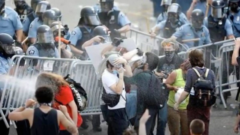 Көзді жасаурататын газ бен өртенген көліктер: АҚШ-тағы наразылық шаралары күшейді - Қазақстан жаңалықтары