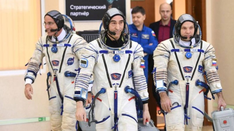 Ғарышкерлерге де қол алып, құшақтасуға тыйым салынды