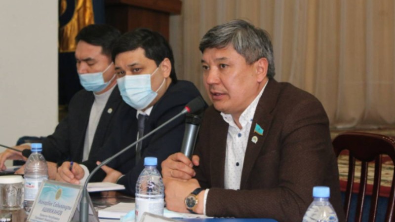 Депутат Жанарбек Әшімжан Талдықорғанда «Қаңтар оқиғасына» байланысты қамалғандармен кездесті