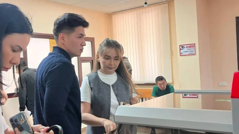 “Бәрі осындаймен айналысады“. Жанәбіловтер сотқа келді