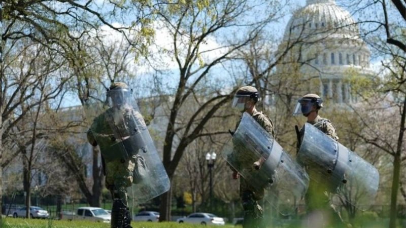 АҚШ-та Капитолийге тағы шабуыл жасалды: екі адам, оның ішінде полицей қаза тапты (видео)