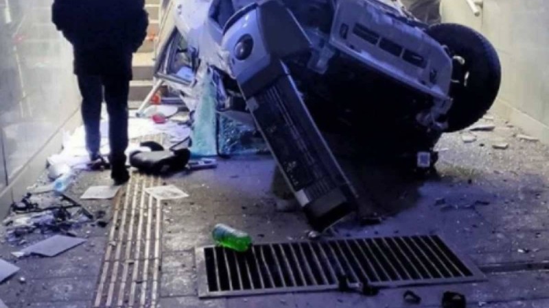 5 адам жарақат алған: Алматыда көлік жерасты жолына бір-ақ түсіп кетті